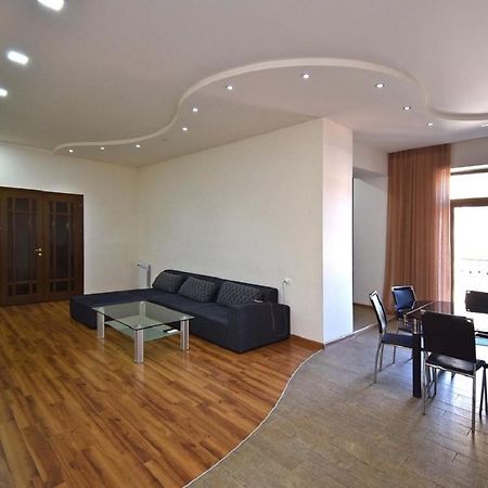 Tumanyan Street 3 Bedroom Deluxe Apartment With Large Balcony Tm662 Erivan Exterior foto