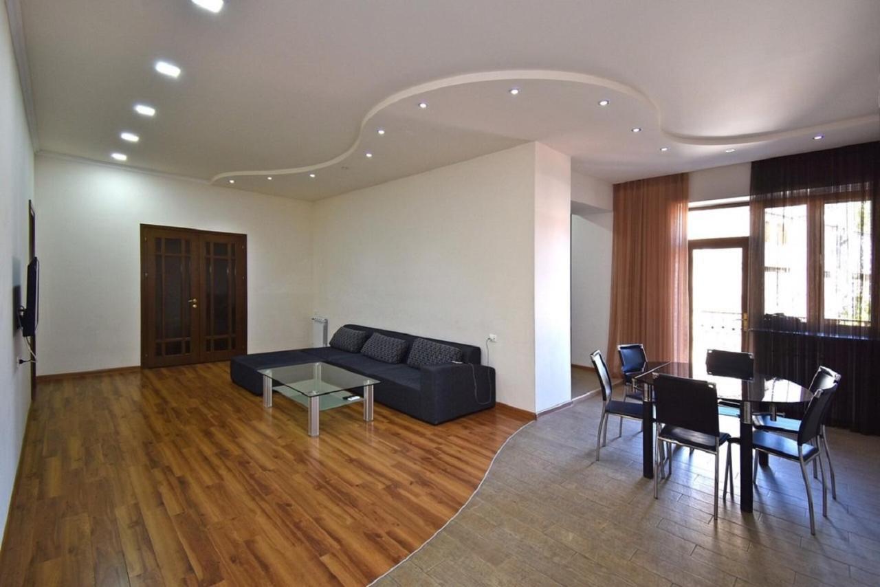 Tumanyan Street 3 Bedroom Deluxe Apartment With Large Balcony Tm662 Erivan Exterior foto